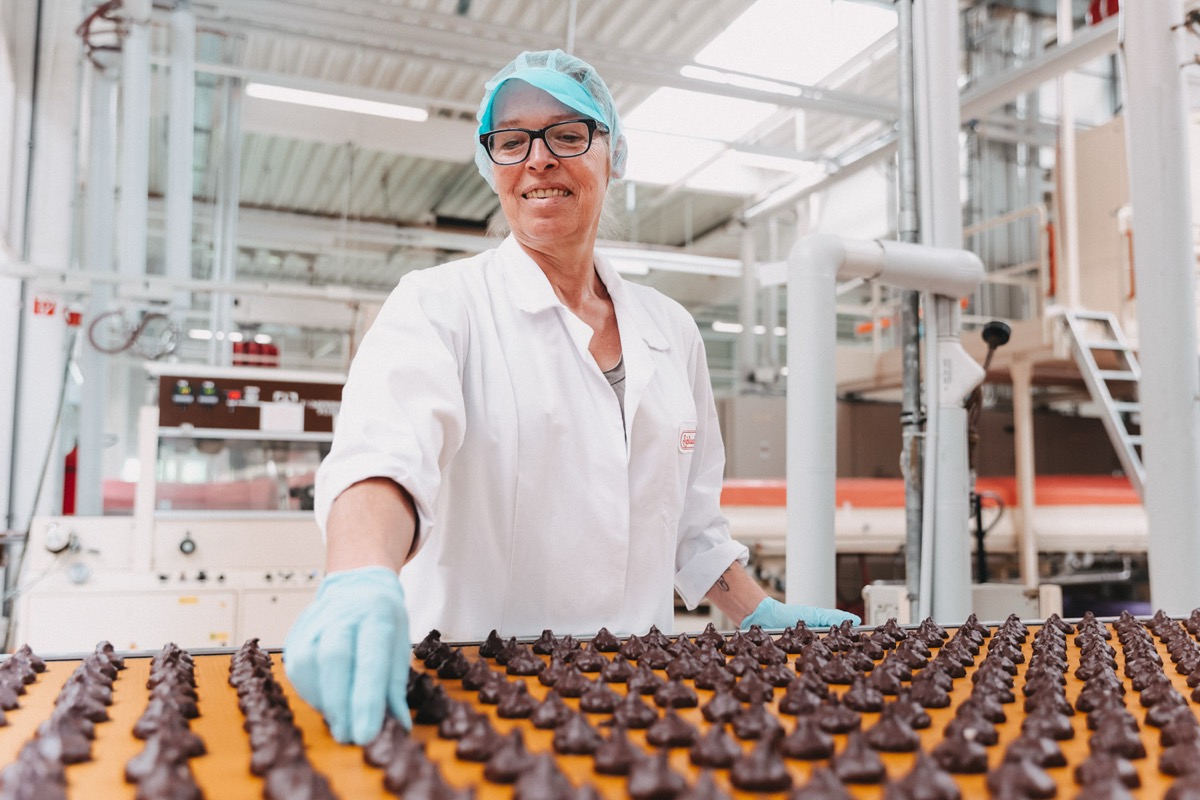 Mitarbeiterin in der Süßwarenproduktion bei Erasmi & Carstens