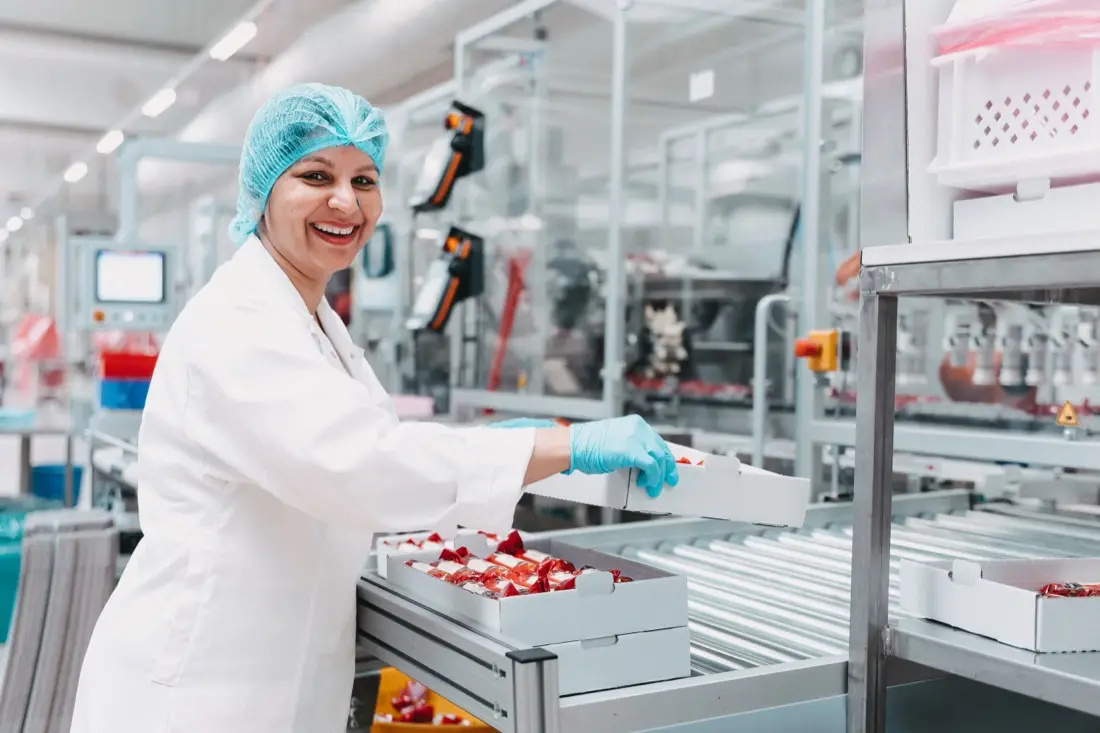 Mitarbeiterin in der Süßwarenproduktion bei Schluckwerder