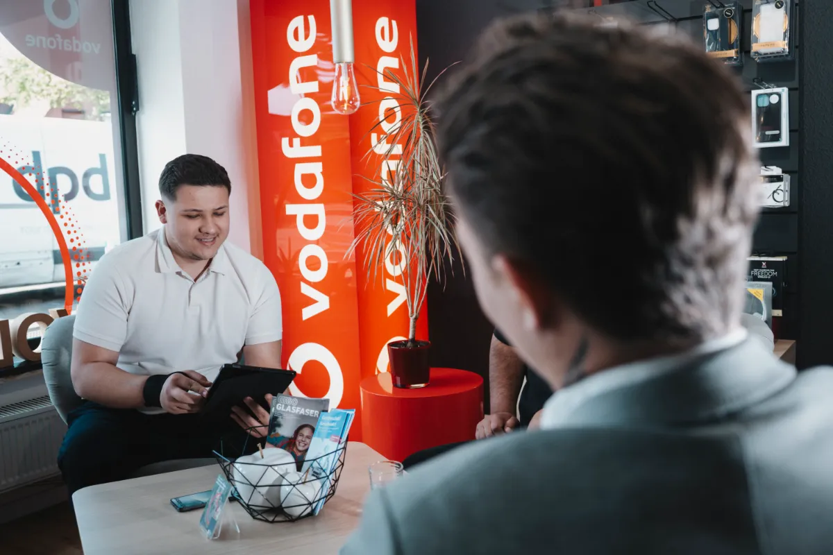 Mitarbeiter im Vodafone-Shop